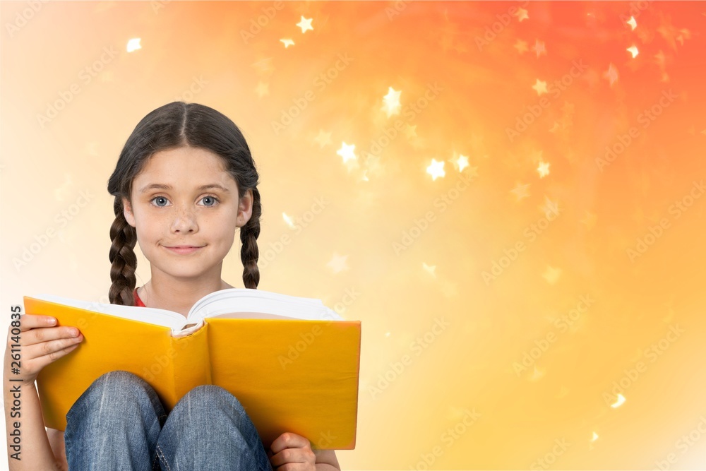 教育与学校理念-带书的小学生女孩