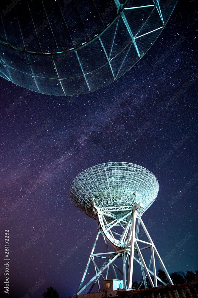 射电望远镜与夜晚的银河系