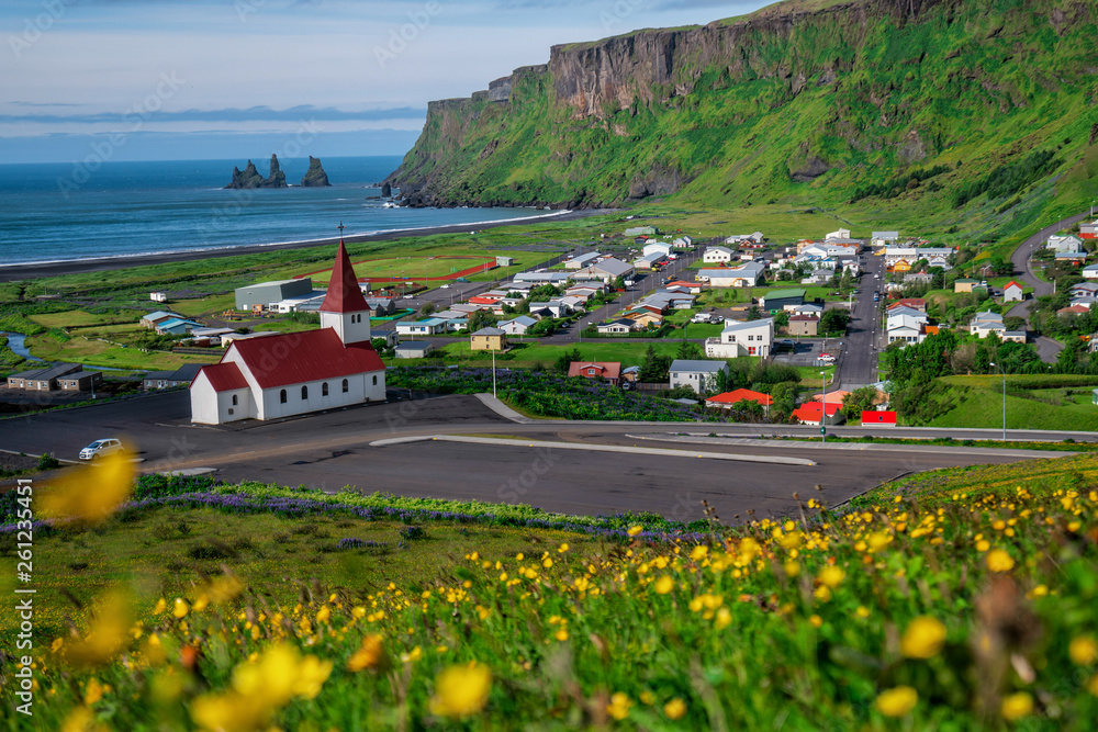 夏季冰岛美丽的Vik i Myrdal镇。Vik村是最南端的村庄