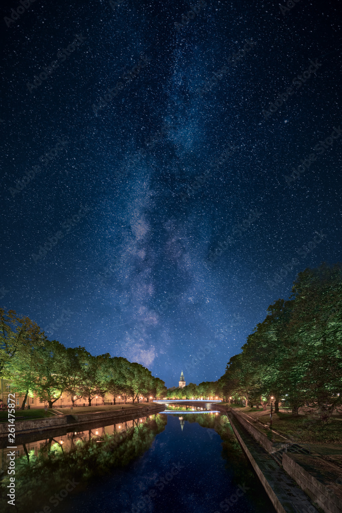 夜晚的Aurajoki河，背景是图尔库大教堂，天空中是乳白色的星星