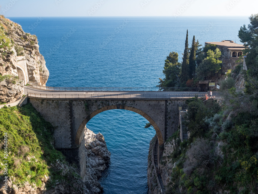 意大利阿马尔菲海岸Fiordo di Furore的拱桥和峡湾。2019年4月