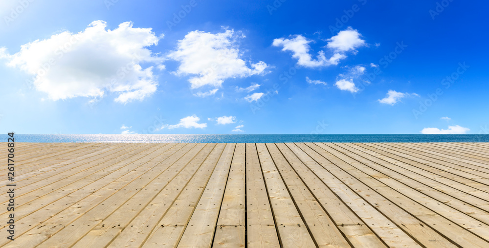 木地板平台，蓝天背景
