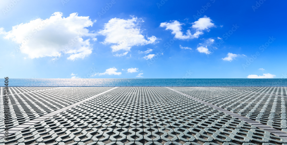 粗糙的方形地板和天空背景的蓝色大海