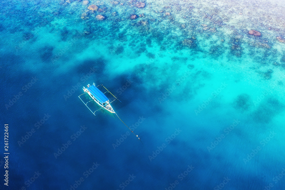 俯视水面上的船。俯视图中的绿松石背景。夏季海景f