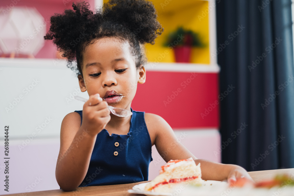 吃甜蛋糕的非洲女孩