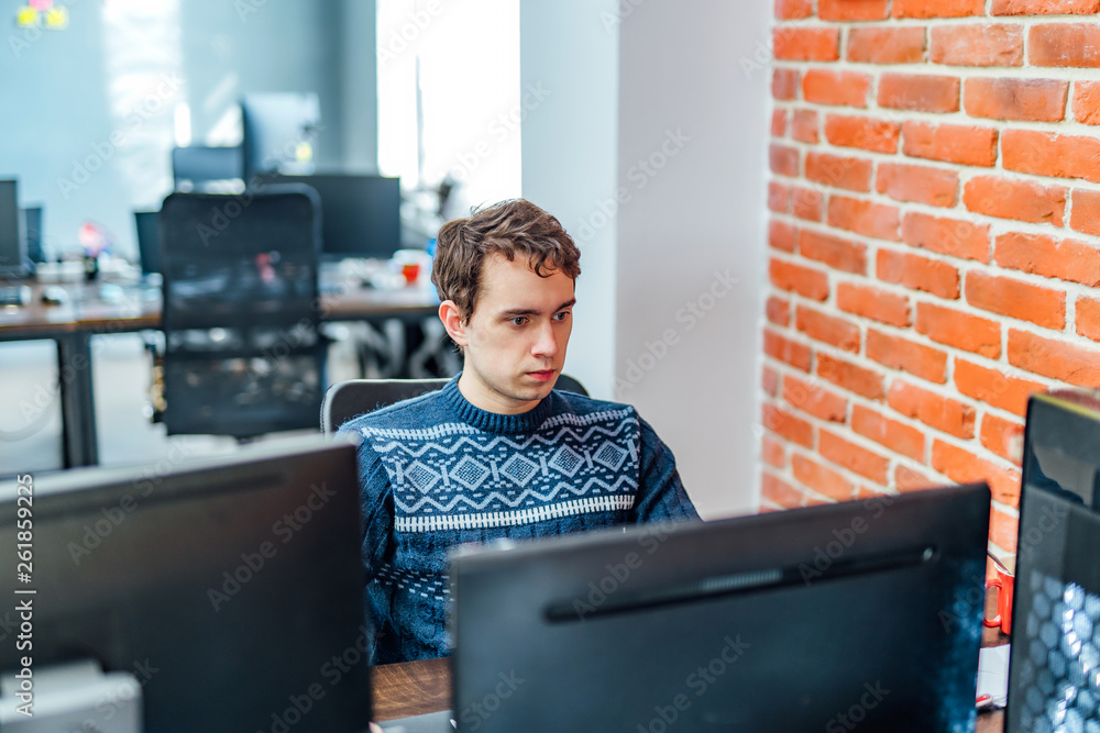年轻程序员在办公室工作的画像。开发编程和编码技术。网站