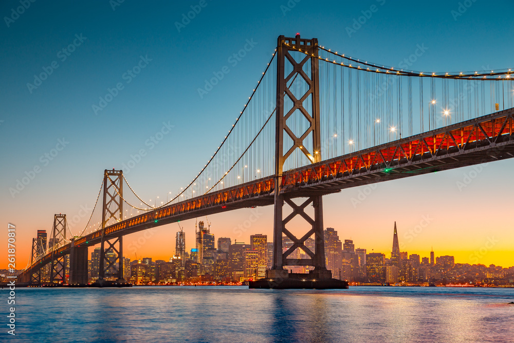 美国加利福尼亚州日落时旧金山奥克兰湾大桥天际线