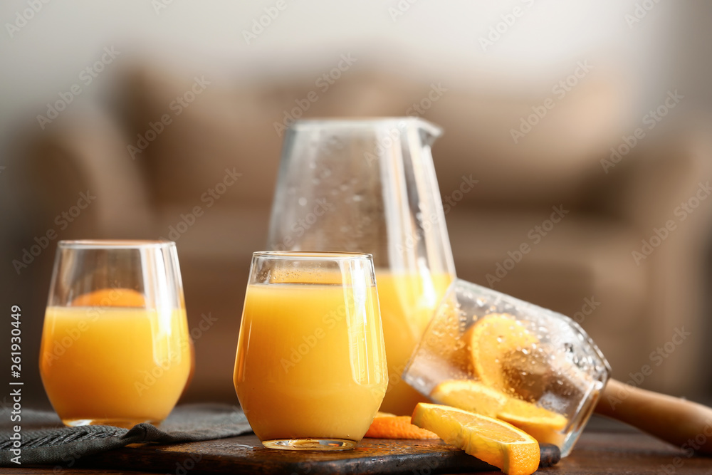桌上有一杯美味的橙汁
