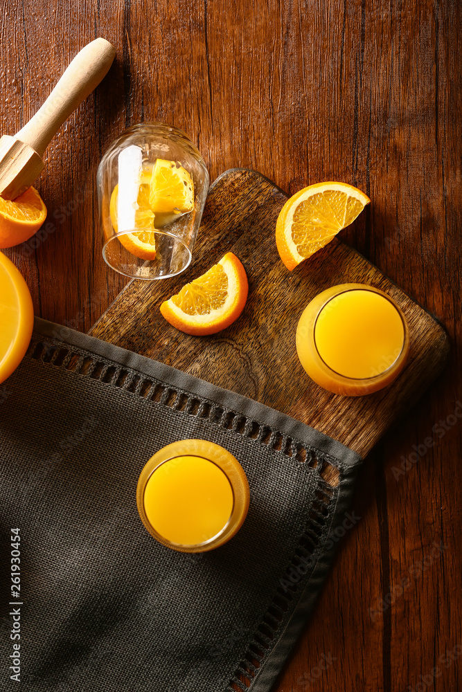 木桌上的美味橙汁