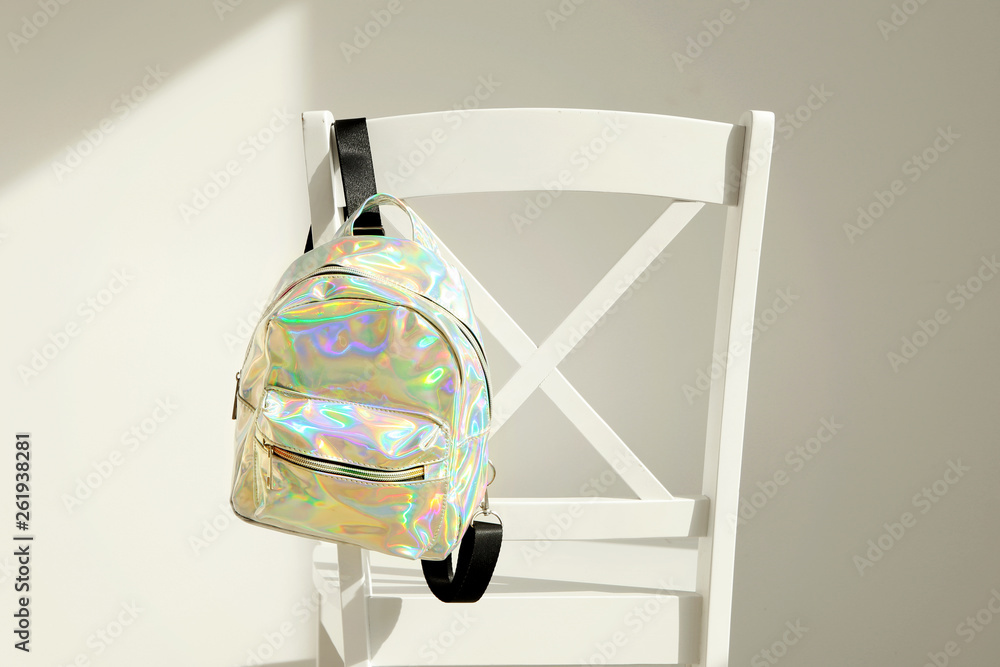 椅背上彩虹色材料的时尚背包