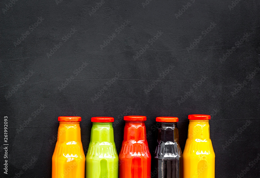 在黑色背景俯视模型上，用于健身饮食的瓶装新鲜有机果汁