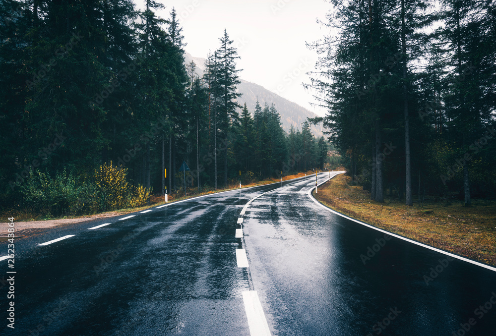 雨中春林中的道路。阴雨天完美的沥青山路。道路
1968583448,开膛式厨房建设