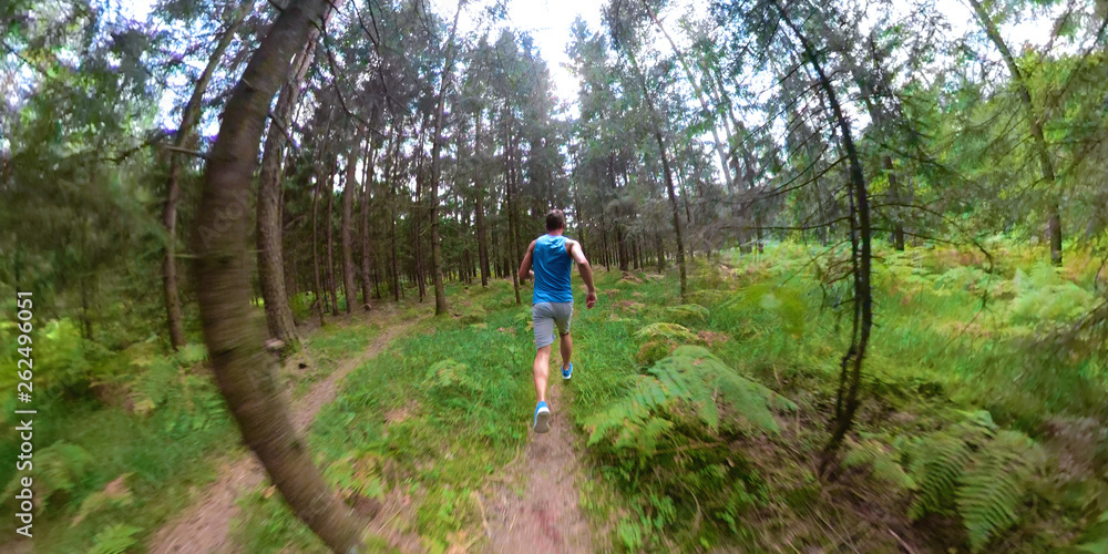 VR 360：不可识别的年轻男性跑步者沿着风景优美的森林小径慢跑。