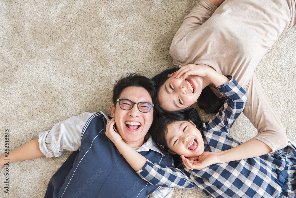 幸福的亚洲家庭幸福微笑地躺着，俯视图