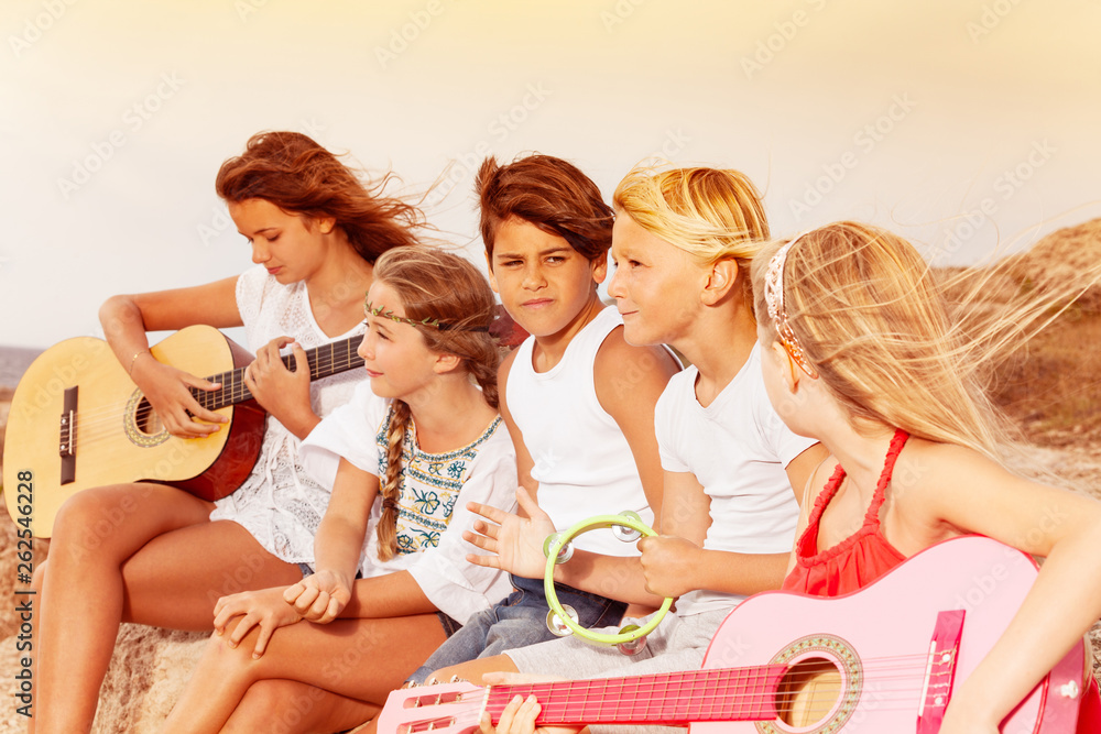 一群朋友在户外玩吉他