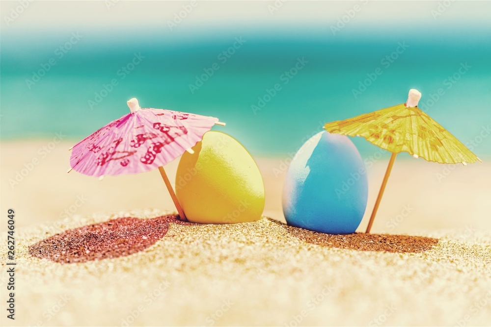 海边沙滩上的复活节兔子和彩蛋