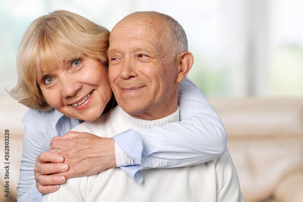 幸福的老年夫妇在家微笑的画像