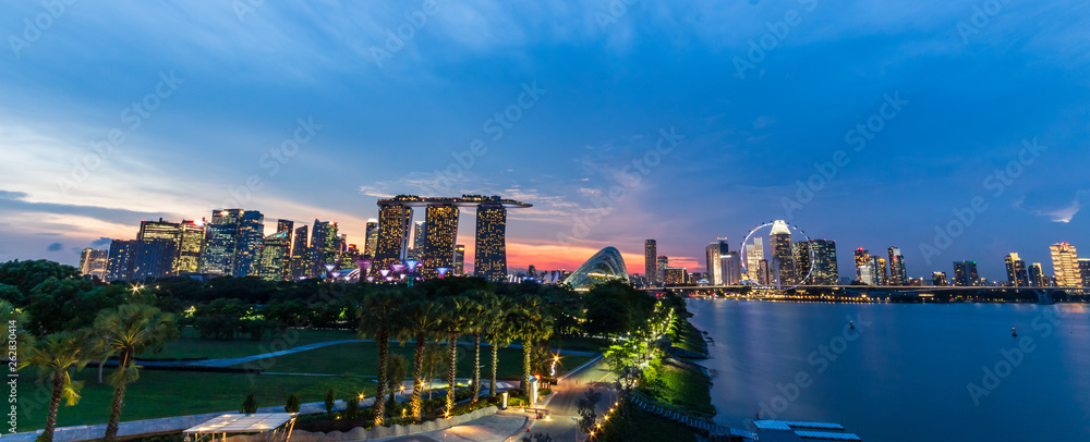 黄昏时分，新加坡天际线城市景观和码头湾日落。全景。照片