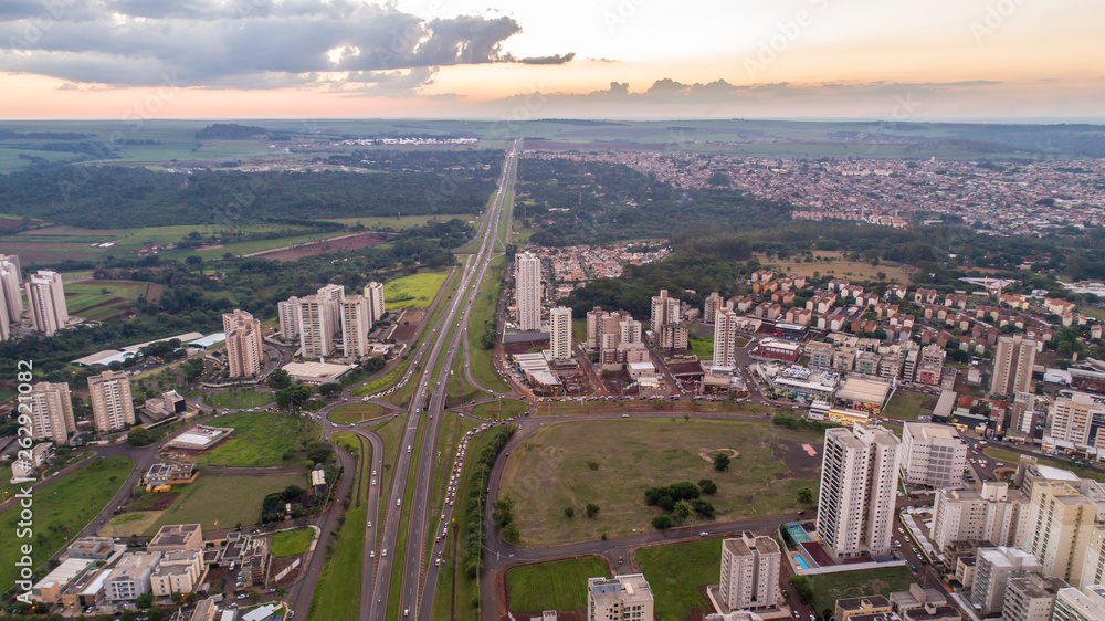 Aerial image of the Antonio Duarte Nogueira highway in Ribeirão Preto, São Paulo.