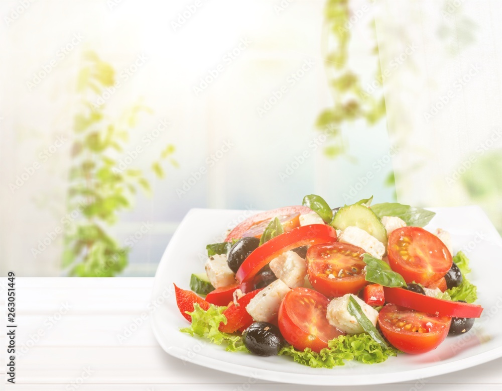希腊沙拉-费塔奶酪、橄榄和蔬菜，白色隔离