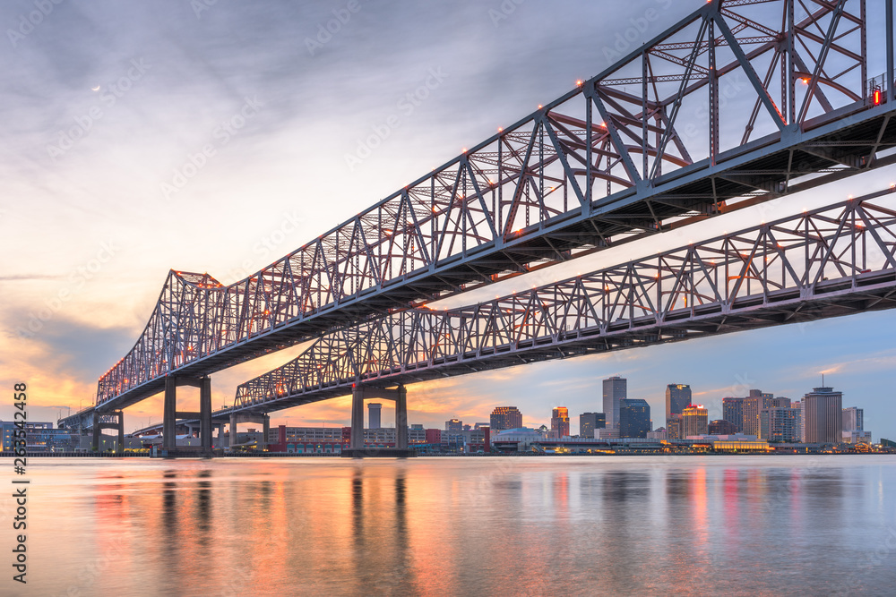 美国路易斯安那州新奥尔良，密西西比河上的新月城连接桥。