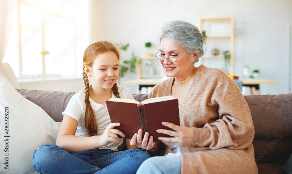 幸福家庭的祖母在家给孙女读书