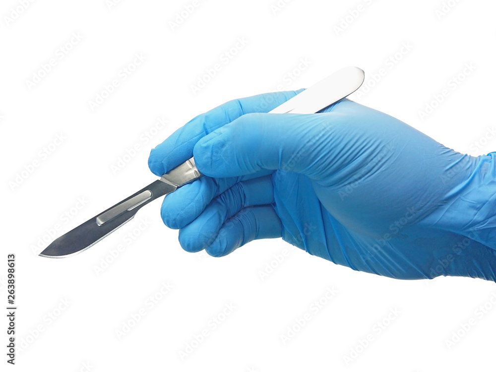 戴着蓝色医用手套的外科医生的手拿着一把刀片隔离在白色背景上的手术刀。