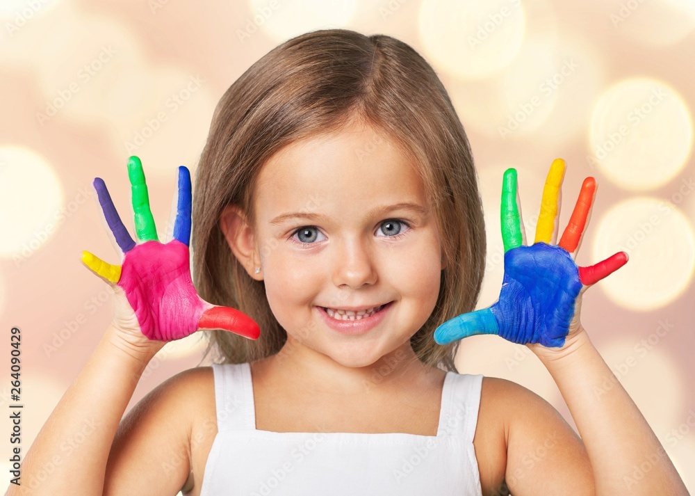 背景上画着五颜六色的手的可爱小女孩