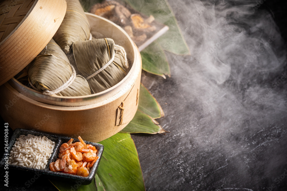 粽子，美味的新鲜热蒸饺。特写，复制空间，著名的亚洲ta