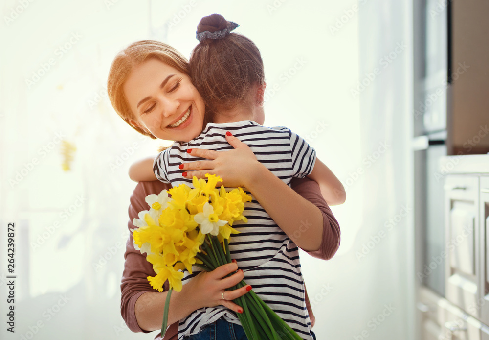 母亲节快乐！小女儿送给母亲一束花给水仙作为礼物。