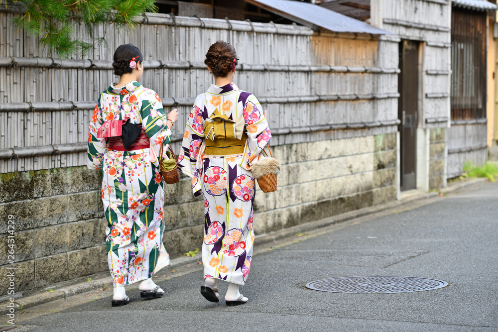 京都を散策する着物の女性