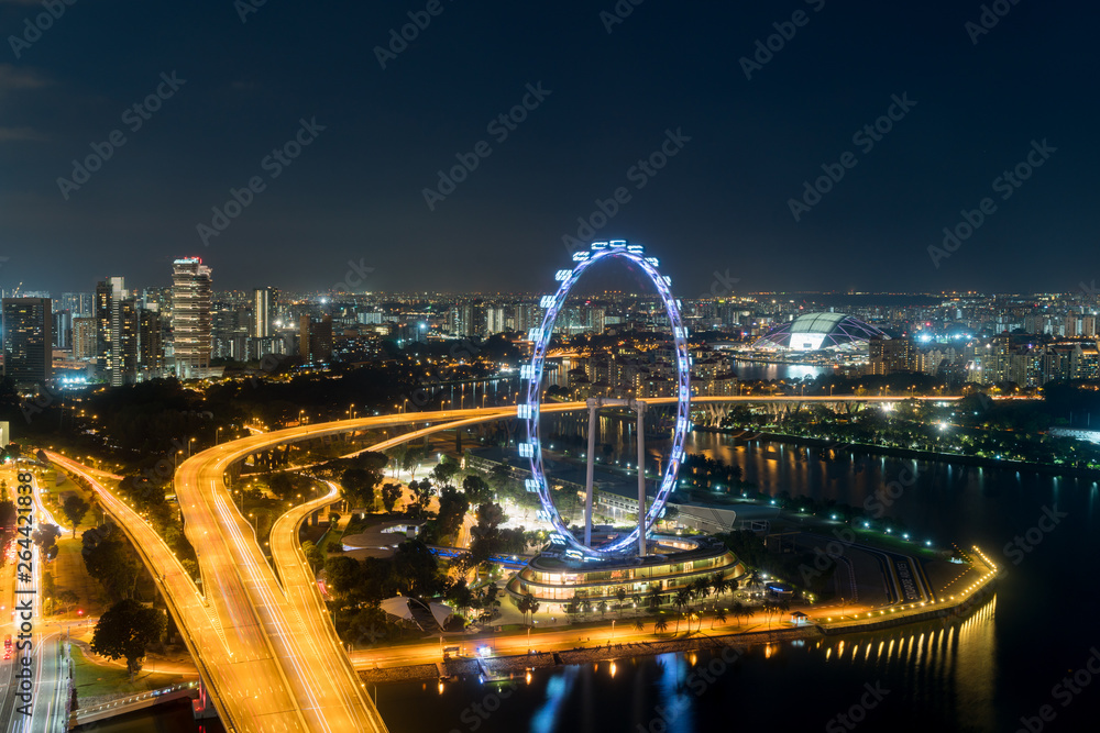 亚洲新加坡夜晚的新加坡传单和城市鸟瞰图。
