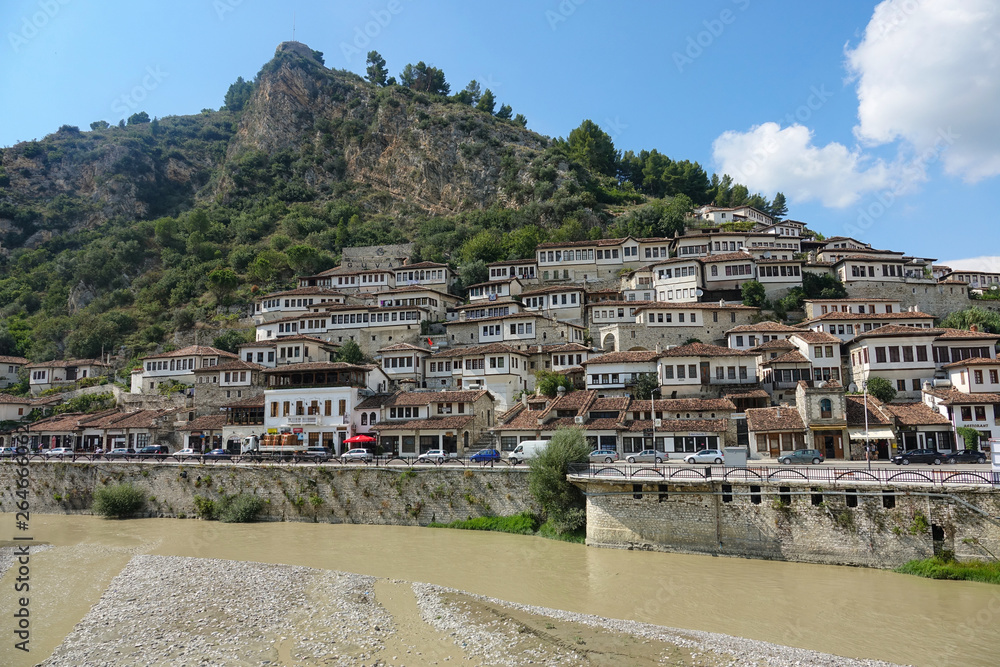 Murky河流经阿尔巴尼亚一座奥斯曼古城田园诗般的市中心