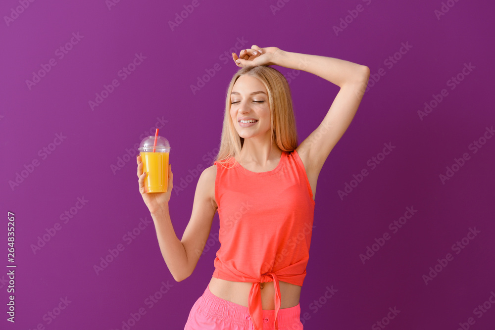 美丽的年轻女人，彩色背景上有新鲜的果汁