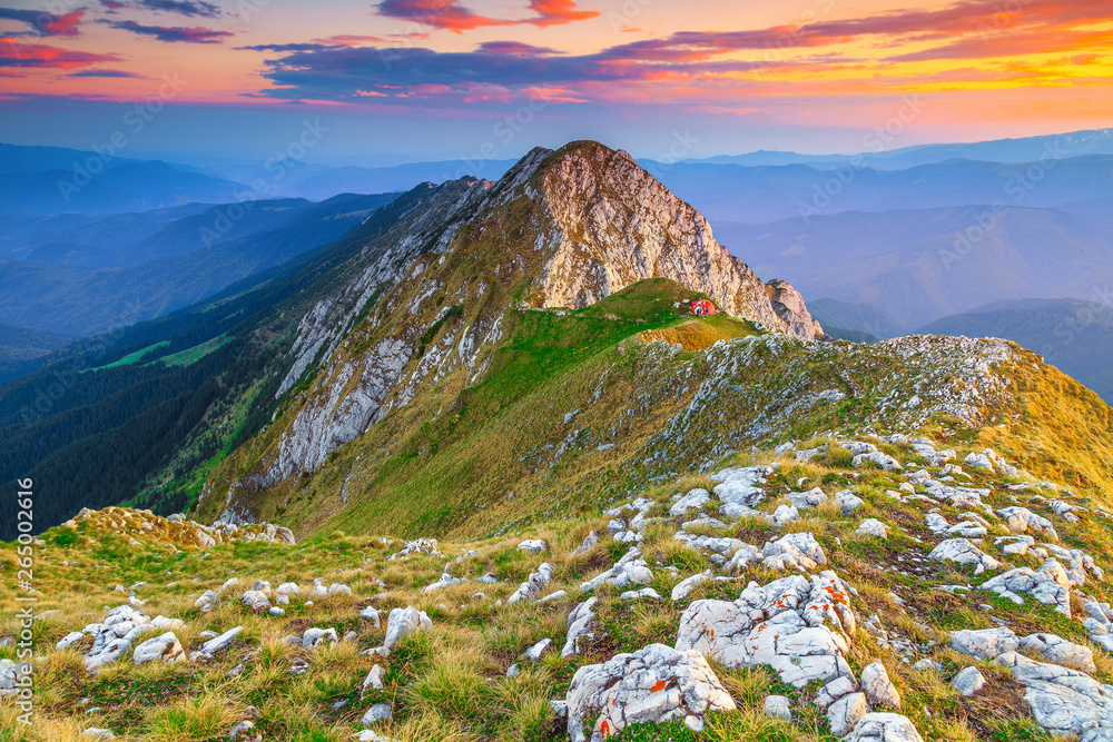 罗马尼亚喀尔巴阡山脉的皮亚特拉·克拉乌卢山脉，美妙的日落和彩云