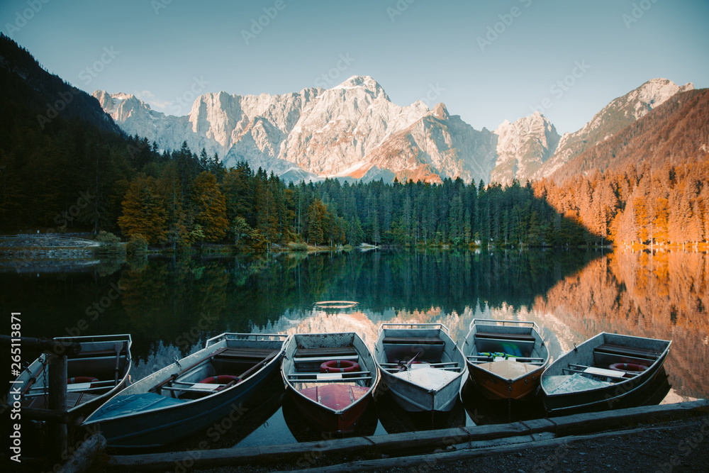 日出时船在山湖中的美丽晨景