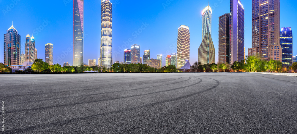 沥青赛道场地和上海夜晚的现代天际线和建筑，全景