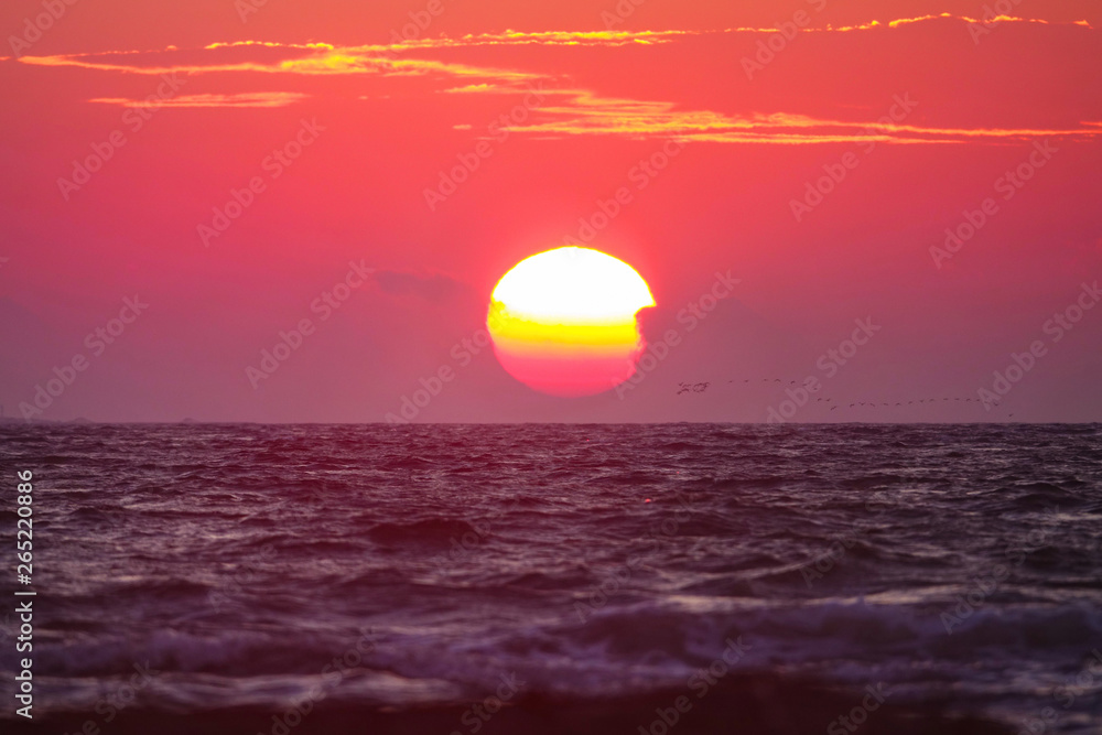 太阳落在达尔马提亚的大海后面时，海浪相互碰撞。