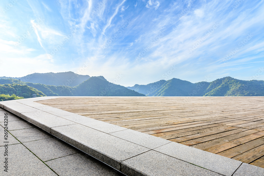 木板平台与青山自然景观