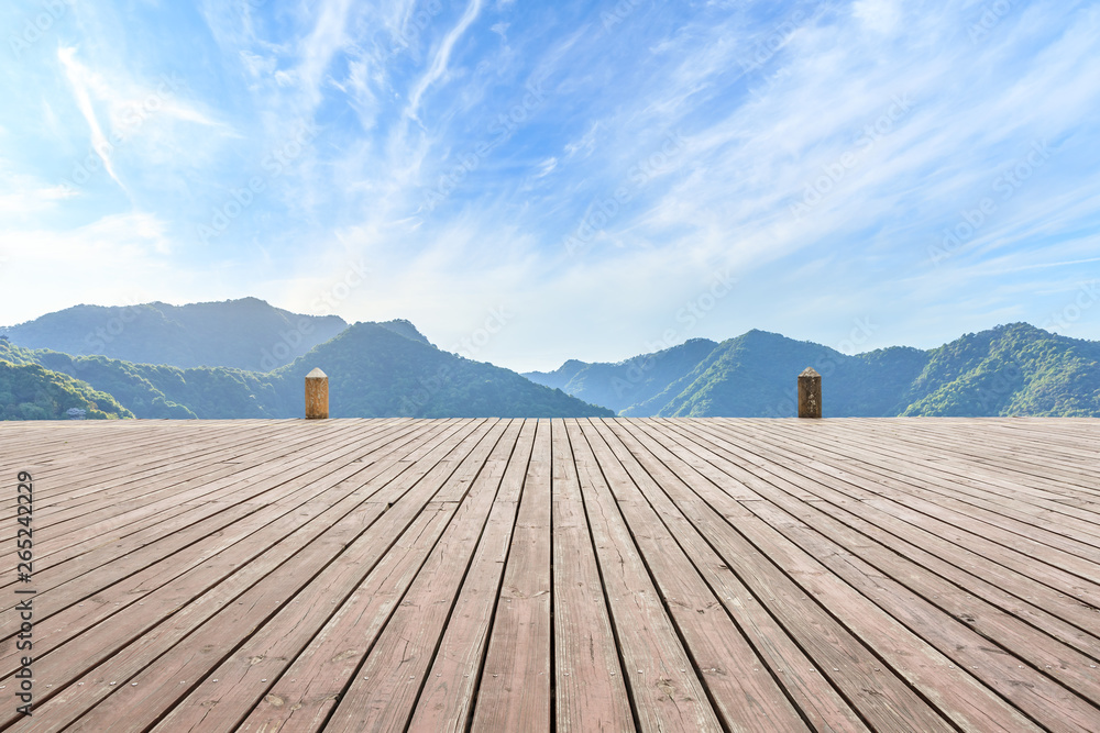 木板平台与青山自然景观