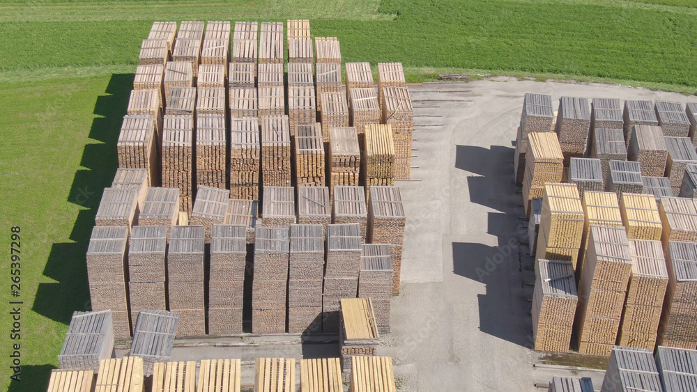 航空航天：奥地利一个伐木场里有组织的云杉木板堆。