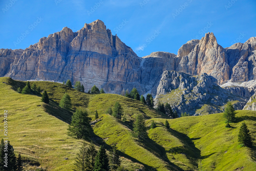 无人机：意大利农村的洛基山脉高耸于空旷的草地山丘之上。