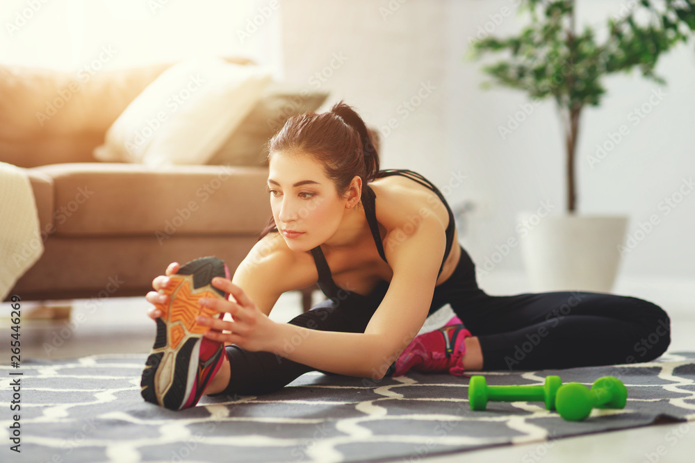 年轻女性在家健身运动