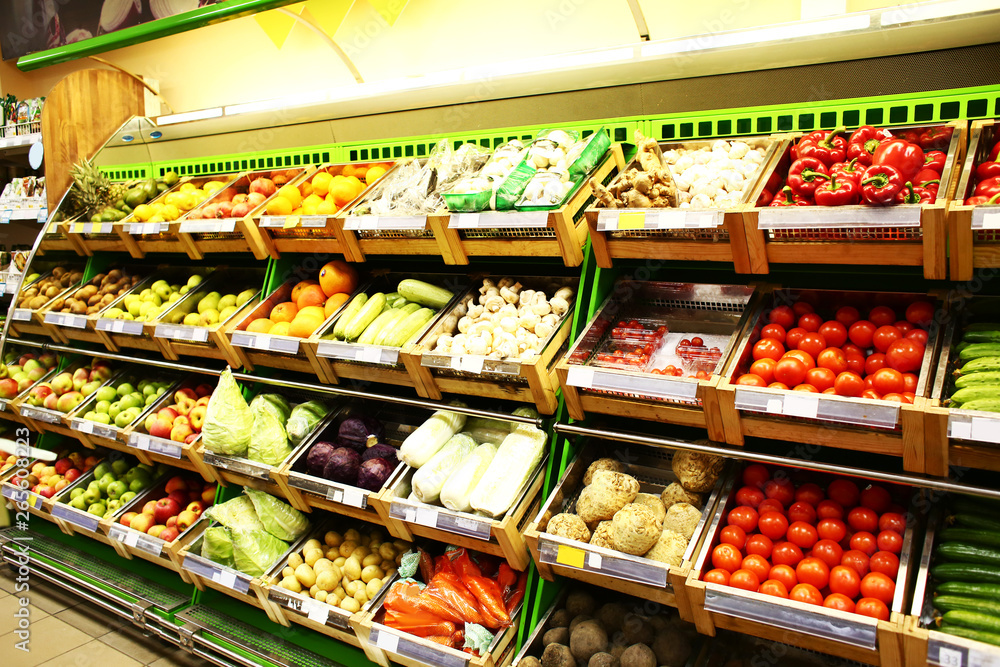 超市里的各种新鲜蔬菜和水果