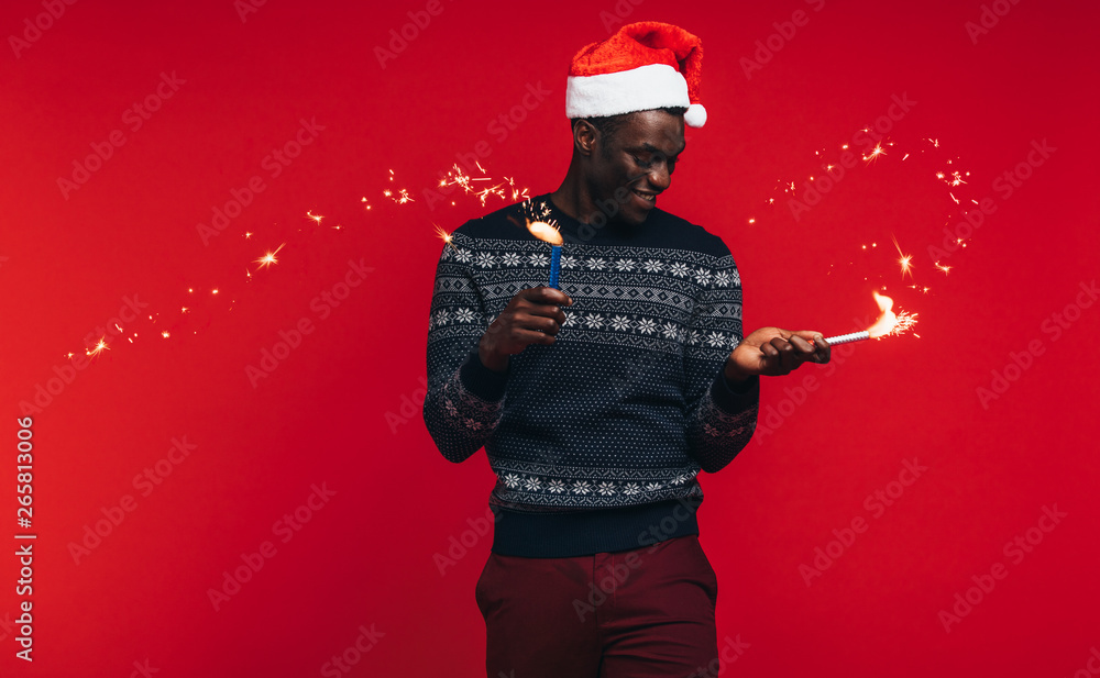 非洲男子燃放烟花庆祝圣诞节