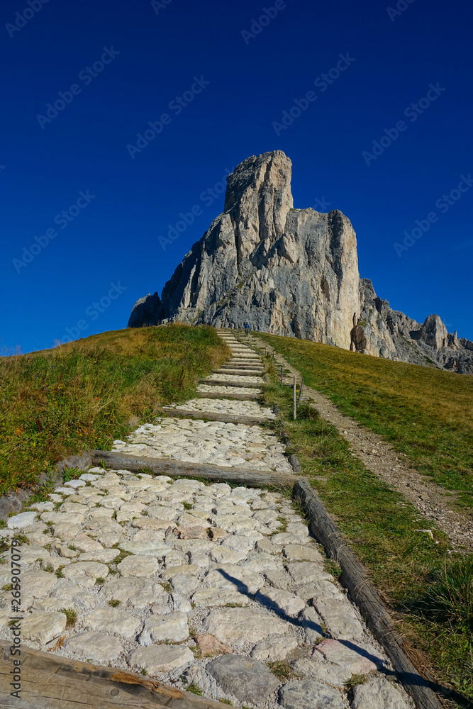 空旷的石头小径通向多洛米蒂山脉高耸的山顶。