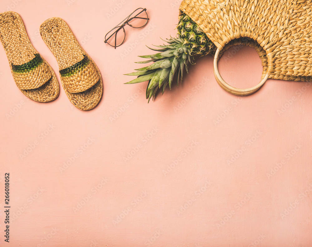 夏季服装。夏季人字拖、太阳镜、柳条袋和新鲜菠萝的平躺