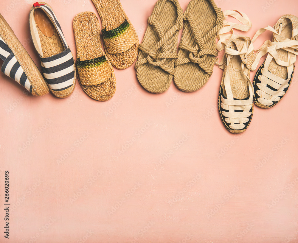各种时尚女性夏季鞋。由天然帆布鞋、凉鞋、人字拖制成的平底鞋