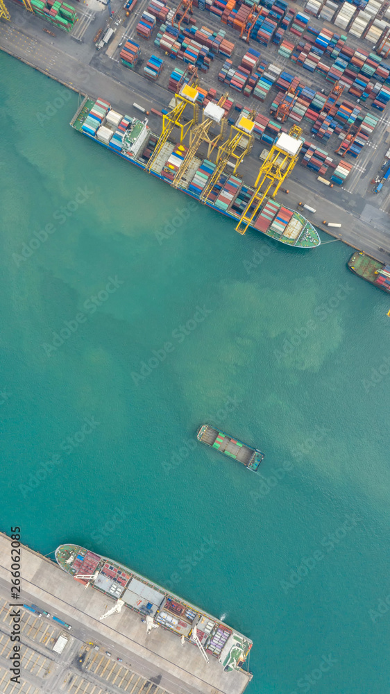 进出口业务物流和运输中的集装箱船。货物和集装箱箱
