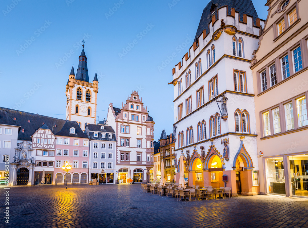 德国莱茵-普法尔茨，黄昏时分的特里尔历史悠久的市中心